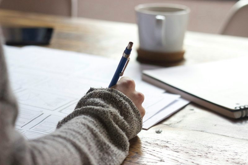 A fountain pen and open ledger notebook